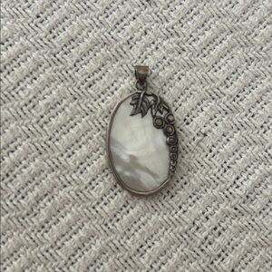 Vintage 925 silver pendant w/mother of pearl center